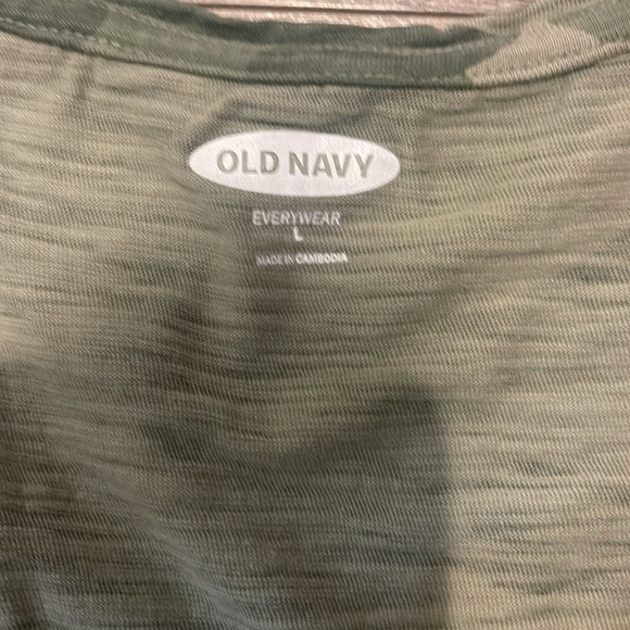 Old Navy Tank Top Size Large Green Camo V Neck With Pocket - Picture 2 of 3